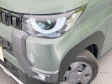 【LEDヘッドライト】悪天候や夜間走行時も良好な視界を確保し安心して運転できる高輝度LEDヘッドライトを装備!点灯速度が早く、消費電力も抑えられています。