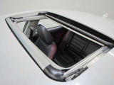 こちらの車には、サンルーフが装備してます。解放感溢れるドライブをお楽しみ下さい!(^^)!