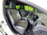 運転席まわりには十分なスペースがあり、大柄な方でもゆったり運転していただける環境です。