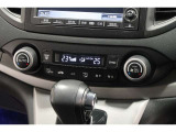 オートエアコンは左右席で独立温度コントロールが可能です。運転席はキンキンに冷やして助手席はマイルドにと言った設定が可能です☆暑さ寒さでケンカすることもなくなりますね♪