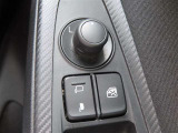 日本の駐車場は幅が広くないところが多くて、乗り降りが大変だったりしますよね。電動ミラーがあれば、室内でミラーをたためるので、駐車するときも便利ですね。