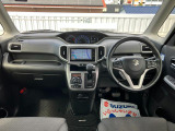 ブラック基調のカラーセンターメーター!クールなインパネ!運転席側に【インパネアッパーボックス】増設。