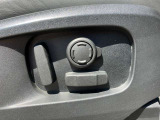 【14way電動フロントシート】シートポジションは電動にて微調節が可能になります。ランバー調節機能も付いております!