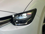 【LEDヘッドライト】悪天候や夜間走行時も良好な視界を確保し安心して運転できる高輝度LEDヘッドライトを装備!点灯速度が早く、消費電力も抑えられています。