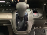 CVT車のセレクトレバーです。低速から高速まで、変速ショックのないスムーズな走りと、エンジン効率のよい領域を維持して燃費にも貢献します。サイドブレーキはスイッチ操作の電子制御パーキングブレーキです。