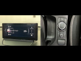 8.8インチにサイズUPした、マツダコネクト。センターコマンダーはタッチパッド型になっており、ナビ地図の縮小/拡大も簡単に行えます。
