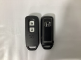 スマートキーを装備しています。鍵を差し込むことなくドアロックの開け閉めと、スタートボタン操作でのエンジンスタートができます。スペアキーも同じものを用意しております。