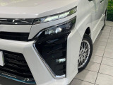 【LEDヘッドライト】悪天候や夜間走行時も良好な視界を確保し安心して運転できる高輝度LEDヘッドライトを装備!点灯速度が早く、消費電力も抑えられています。