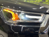 【LEDヘッドライト】悪天候や夜間走行時も良好な視界を確保し安心して運転できる高輝度LEDヘッドライトを装備!点灯速度が早く、消費電力も抑えられています。