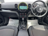 MINIの内装はとにかく『円』に拘ったデザインコンセプトが一目で伝わってきます。これほど円形に拘った車は他に御座いません。伝統のデザイン、トグルスイッチなど遊び心のある内装です。