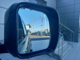 【ブラインドスポット車線変更時に目視できない車を検知すると、検知した側のミラーに警告ライトが点灯。更にステアリングを制御し、アシストしてくれます。