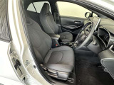 運転席/助手席です。姿勢が崩れず正確なステアリング操作で安心です。