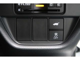 パワーテールゲートの開閉、横滑りを防ぐVSA等のスイッチ類は運転席の右側、手の届きやすい位置にあります。