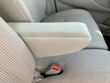 運転席には肘置きがあります!