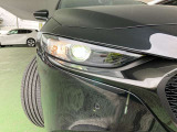 鋭く前方を照らす、LEDヘッドライト。遠くまで視界が開けることで、より安心したストレスのない走行を、提供してくれます。