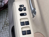 【電動格納ミラー】サイドミラーは電動格納式となっており、狭い駐車場でもキズがつくリスクを抑えられます。