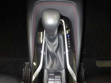 マニュアルシフトにも見えるスポーツテイストのシフトレバーです。