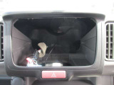 オーディオレス車となっていますが、純正や各メーカーのナビゲーションはもちろんのこと、ドライブレコーダーやETCも販売、取り付けいたします!!