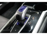 ハイブリッド車特有の小型セレクトノブは軽いタッチでスマートに操作できますよ。