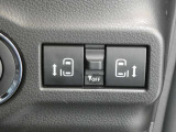 後席両側 ワンアクション電動スライドドア お子様を抱っこしている時や荷物が多い時など、両手がふさがっている場面でとても便利です。スイッチ一つでドアの自動開錠と自動オープンが可能です。