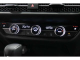 オートエアコンは左右席で独立温度コントロールが可能です。シートヒーター付きで、冷えた車内でもスイッチを押せば数秒で座面と背もたれがあたたかくなります。