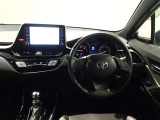 運転席はこんな感じでシックにまとまっています。