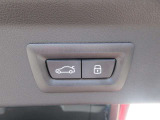 電動リアゲート装備です。バンパー下でのキックスイッチも装備されております。