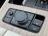 手元には運転姿勢を崩さずに操作していただける、ロータリーコマンダースイッチが装備されております。
