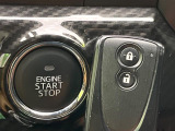 【キーフリーシステム】カバンやポケットに入れたままでもドアの施錠・解錠が可能なスマートキーを装備。エンジンのオン・オフ時もカギを取り出す必要が無いからとっても便利です♪