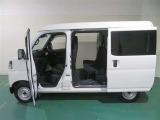 大きく開くスライドドアで、横からも荷物を積みやすくなっています。
