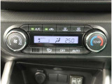 オートエアコンを装備しておりますので、四季を通じて車内を快適な温度に保つことが出来ます!高級感が有りますね!