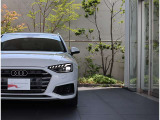 ●Audiが最初に採用したLEDポジショニングランプ。シャープなラインで昼間でも点けていたいと思うほど上品でオシャレです。夜間走行時はさらに目立ちます!