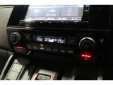 オートエアコンは左右席で独立温度コントロールが可能です。シートヒーター付きで、冷えた車内でもスイッチを押せば数秒で座面と背もたれがあたたかくなります。