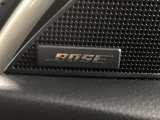 【BOSEサウンドシステム】メーカーオプションの高品位サウンドシステムを搭載。専用のチューニングが施された大小様々なスピーカーから良質なサウンドが奏でられ、臨場感あふれる音響空間を演出します。
