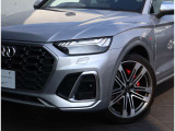 ●一目でAudiとわかる特徴的なシングルフレームグリル・LEDライト。精悍なフロントマスクからAudiのスマートで上品なブランドを連想させてくれます。女性にも大変ご好評いただいております。