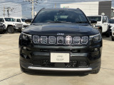 「どこにでも行ける。何でもできる。」Jeepに息づく自由の精神はその素晴らしい性能で、Jeepだから辿り着ける未知なる世界へ誘い心と身体を開放します。