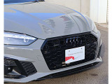 ●Audiが最初に採用したLEDポジショニングランプ。シャープなラインで昼間でも点けていたいと思うほど上品でオシャレです。夜間走行時はさらに目立ちます!