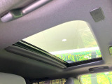 【サンルーフ】開放感たっぷりの希少装備、サンルーフが装着されています!車内に明かりを取り入れたり景色を楽しむ以外にも、車内の空気も簡単に換気できて快適です!