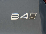 【B4】静かで上質なドライビングフィールと、効率に優れた走りを実現する48V ハイブリッドを採用する2.0リッター4気筒直噴ターボエンジンです。