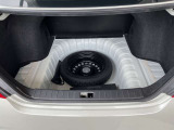 万が一のパンク時には応急用テンパータイヤを装備、タイヤジャッキとレンチが搭載されています。