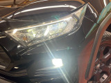 【LEDヘッドライト】悪天候や夜間走行時も良好な視界を確保し安心して運転できる高輝度LEDヘッドライトを装備!点灯速度が早く、消費電力も抑えられています。