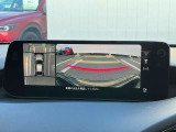 360度ビューカメラを搭載。4方の小型カメラの映像を処理し、車両真上からの映像に変換しています。