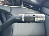 【オートワイパー(AUTO)】雨が降り出した時に、雨滴検出用センサー(レインセンサー)が雨滴を感知すると、自動でワイパーが動作します。