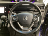 ハンドルにHondaセンシング系のクルーズコントロールやレーンキープアシストなどのスイッチと、オーディオの操作スイッチが装備されています。ハンドルから手を離さず安全に操作できます。