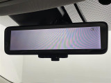 【インテリジェントルームミラー】リアカメラの画像を液晶モニター(ルームミラー)に写して、後部座席の人で視界が遮られたり、夜間や悪天候の時なども、クリアな後方視界を確保するため安心です。