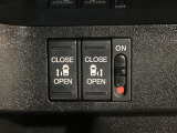 リアドアは乗り降りに便利な両側電動スライドドアです。また運転席に座っていながらスイッチ操作で自在にスライドドアを開け閉めできます。