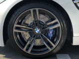 BMW純正ホイール。洗練されたデザインで、足元の個性を引き立てます。