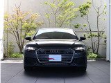 ●Audiが最初に採用したLEDポジショニングランプ。シャープなラインで昼間でも点けていたいと思うほど上品でオシャレです。夜間走行時はさらに目立ちます!