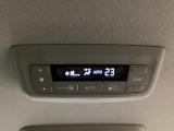 ルーフ中央にエアコン操作パネルがついていますので、2列目・3列目にお乗りの方も快適に過ごせます。