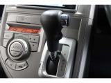 インパネシフトだから視線の移動も少なく足元もスッキリ♪運転席もゆったりしているのでゆとりを持ってドライブできますね!